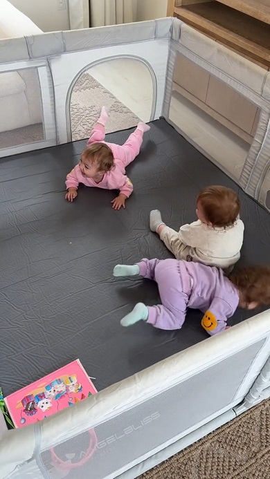 靴下で足を滑らせる楽しさに気付いた三つ子