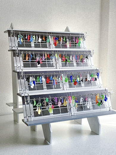 洗濯物の耳飾りとマンション風の什器（引き）