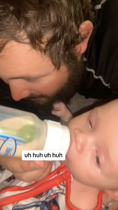 赤ちゃんにミルクをあげるパパ