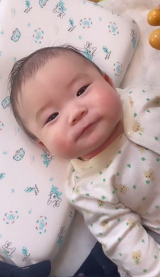 おしゃぶりくわえる赤ちゃん