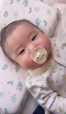 おしゃぶりくわえる赤ちゃん