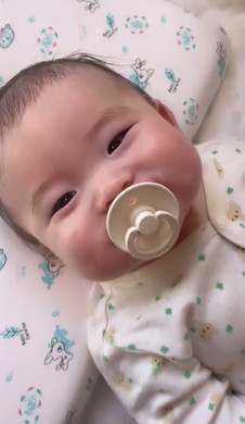 おしゃぶりくわえる赤ちゃん