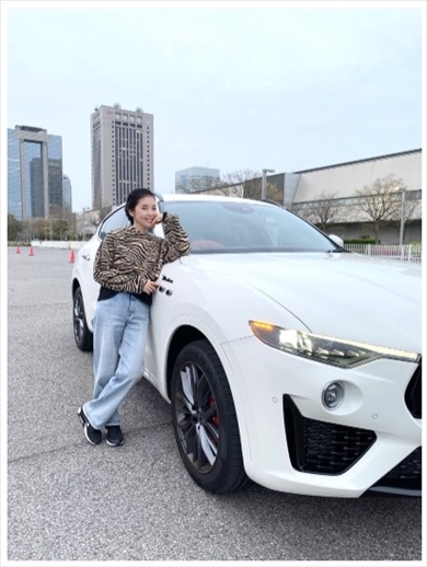 藤あや子とマセラティの2ショット