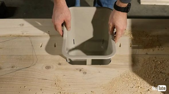 五つ子のために赤ちゃん用のいすが付いたテーブルを自作するパパ