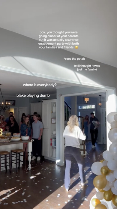 玄関を入ってくる投稿者と婚約者