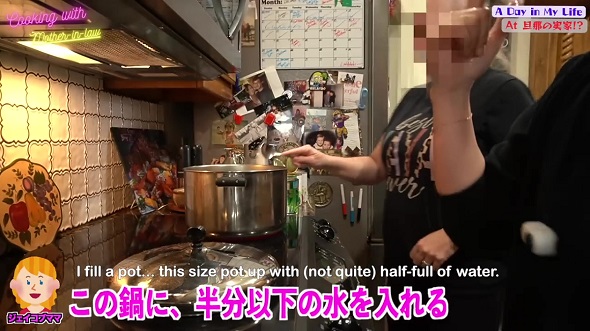 米国人夫の実家での生活に1日密着した映像内で、義理の母からピースープの作り方を教わる様子