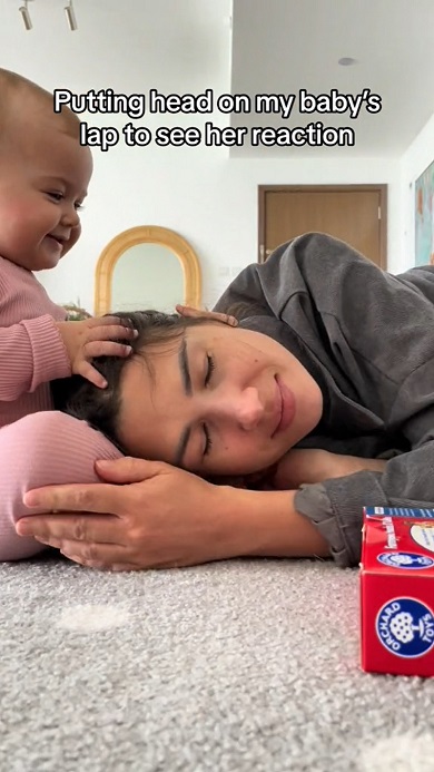 膝の上に頭を乗せてきたママに顔をくっつける赤ちゃん