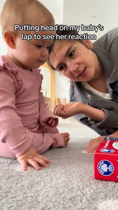 膝の上に頭を乗せてきたママへの赤ちゃんのリアクション