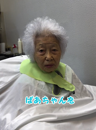 質問に答える孫