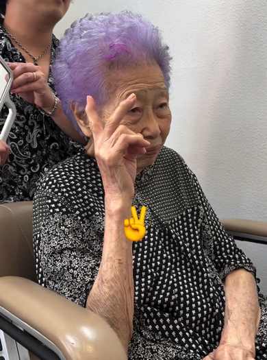 ピースポーズでご機嫌の様子