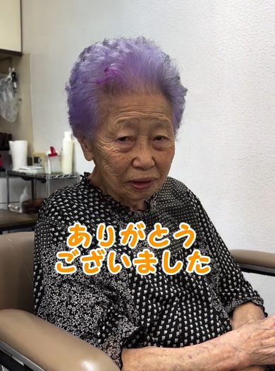 孫にお礼を言うおばあちゃん