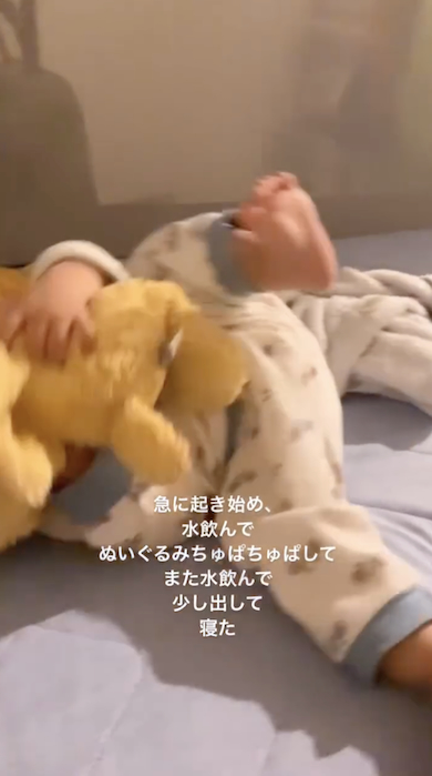 布団に転がるマルコメくん