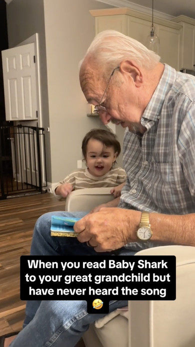 「Baby Shark」を歌うおじいちゃん