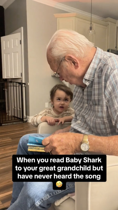 「Baby Shark」を歌うおじいちゃん