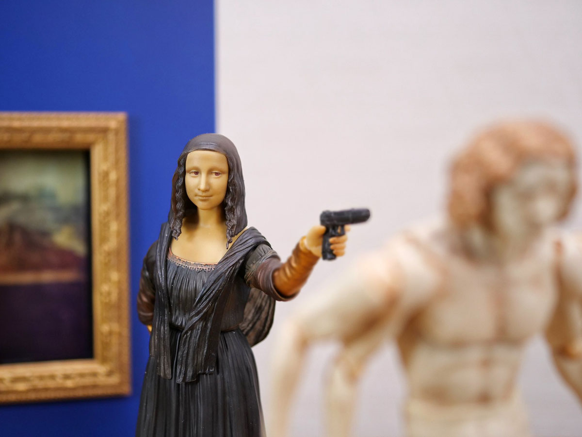 もしモナ・リザが絵から出てきたら……　微笑のまま拳銃やロンギヌスの槍を構える姿に「笑った」「センスありすぎ」（1/3） | ねとらぼ