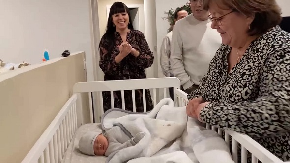 フランス人夫との間に誕生した赤ちゃんの性別を予想する家族