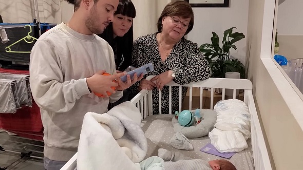 フランス人夫との間に誕生した赤ちゃんを撮影する家族