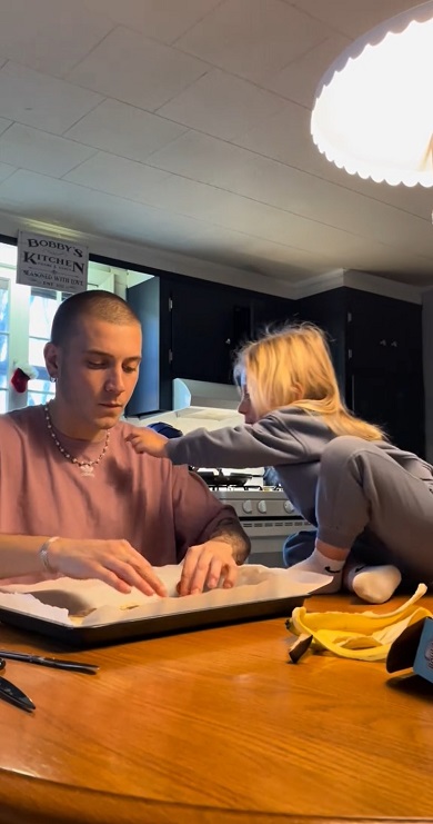 ネックレスについて談笑するおじさんとめい