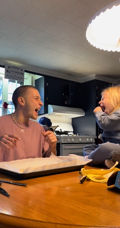 ネックレスについて談笑するおじさんとめい