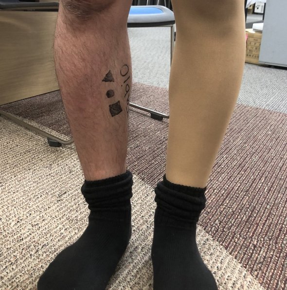 レギンスはいた足