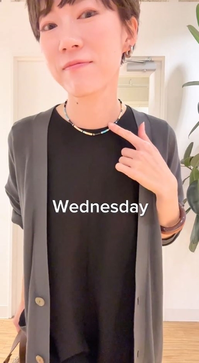 ネックレスをつけた女性