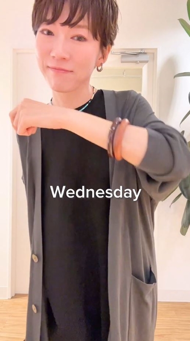 バングルを見せる女性