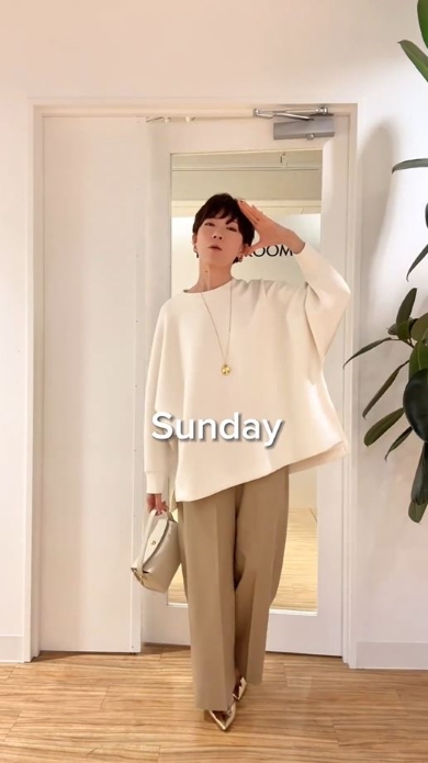 プルオーバーを着た女性