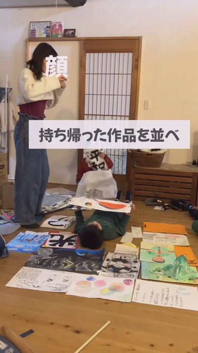 終業式後に子どもたちの作品を選別し飾る方法