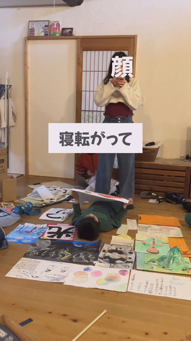 終業式後に子どもたちの作品を選別し飾る方法