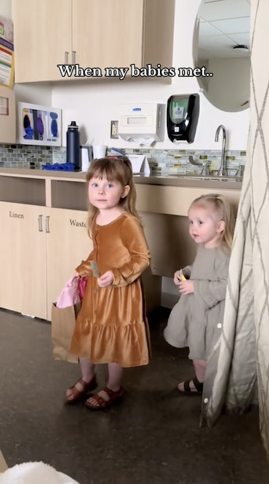 産院の部屋に入ってくる姉妹