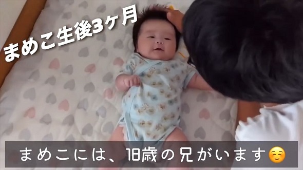 17歳差兄妹の1年間をまとめた映像内で、生後3カ月の妹をあやす高校生の兄