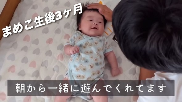 17歳差兄妹の1年間をまとめた映像内で、生後3カ月の妹をあやす高校生の兄