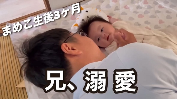 17歳差兄妹の1年間をまとめた映像内で、生後3カ月の妹を溺愛する高校生の兄