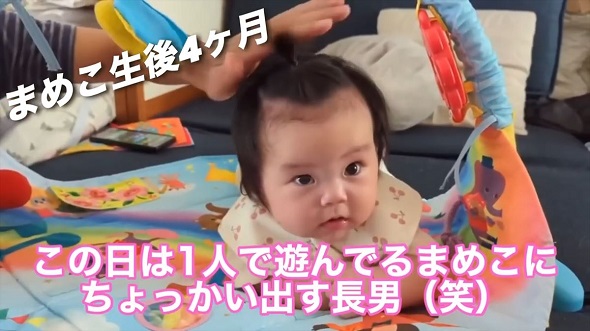 17歳差兄妹の1年間をまとめた映像内で、生後4カ月の妹にちょっかいを出す高校生の兄