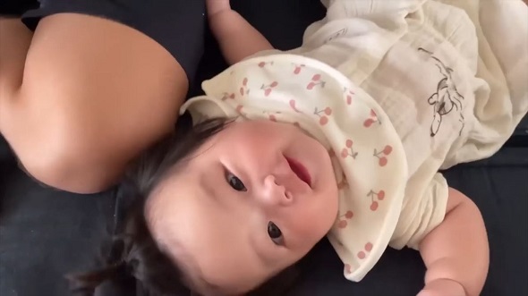 17歳差兄妹の1年間をまとめた映像内で、高校生の兄のおどけたしぐさに笑顔を浮かべる生後4カ月の妹