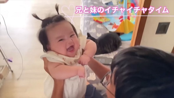 17歳差兄妹の1年間をまとめた映像内で、高校生の兄に高い高いをしてもらう生後4カ月の妹