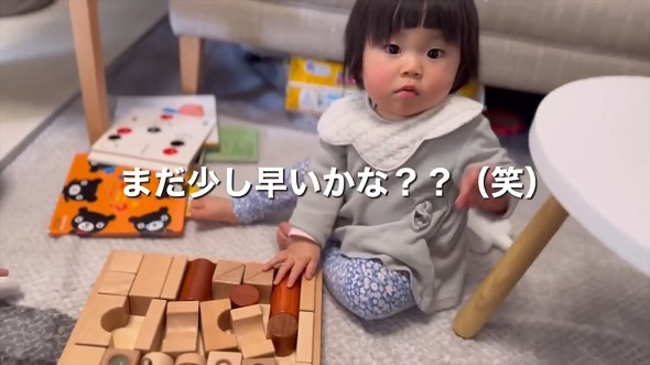 17歳差兄妹の1年間をまとめた映像内で、大学生の兄から積み木をプレゼントしてもらった生後12カ月の妹