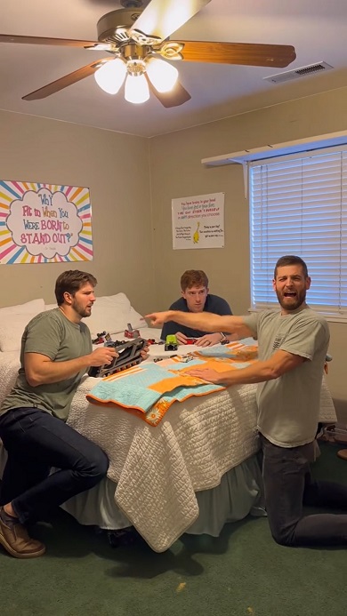 おもちゃで遊ぶため泣きまね作戦をしかける弟