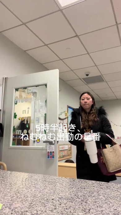 早朝から保育園で働きベビーシッターを務めて夜は英会話をこなす米国在住の女性