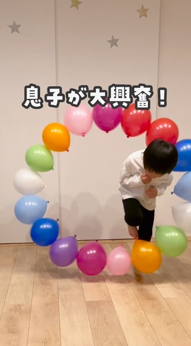 風船トンネルで遊ぶ男の子