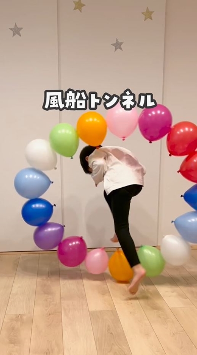 風船トンネルで遊ぶ男の子
