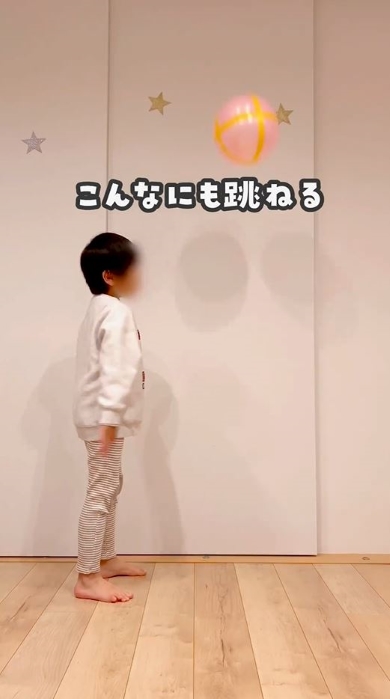 風船ボールで遊ぶ男の子