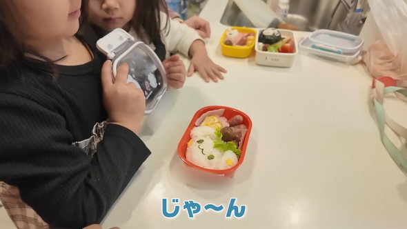 娘の保育園遠足のための夫妻がお弁当作り