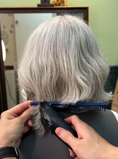 重めのボブを軽くします