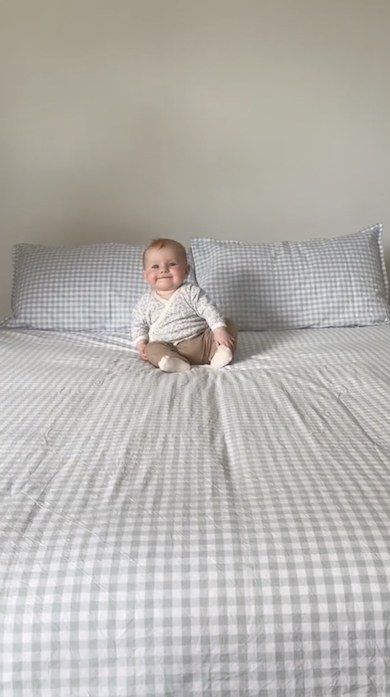 おすわりする赤ちゃん