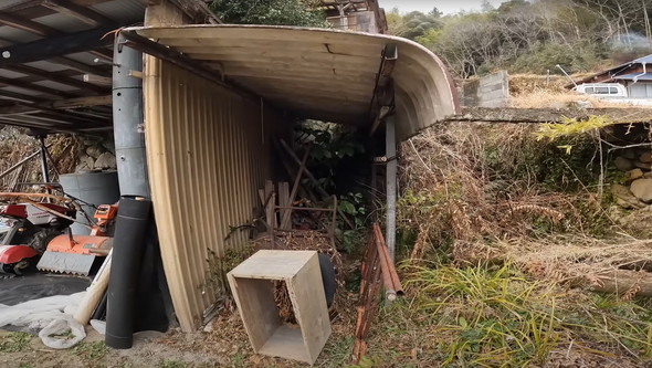 古民家の水路を掃除