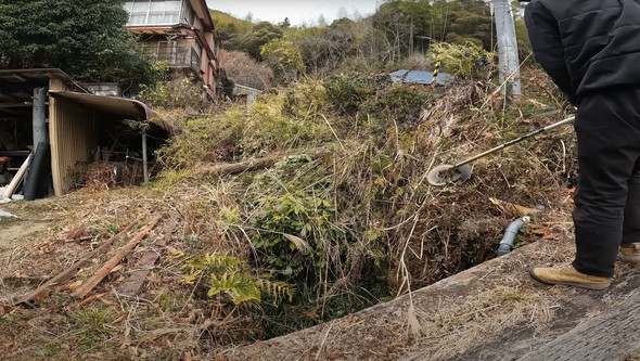 古民家の水路を掃除
