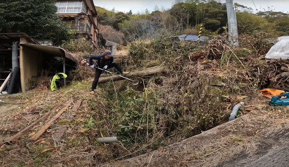 古民家の水路を掃除