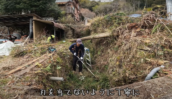 古民家の水路を掃除