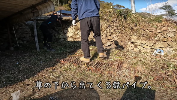古民家の水路を掃除
